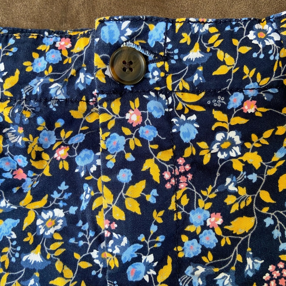 GAP for Good Mid Rise City Short Floral Print; 4 - Picture 2 of 4